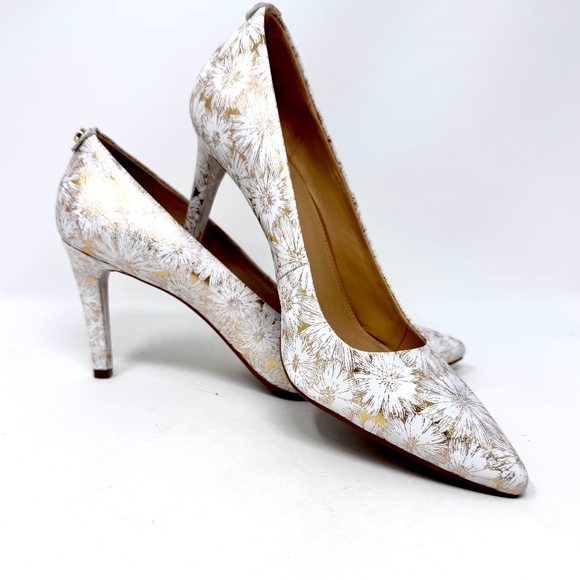 Michael Kors Dorothy Classic White and Gold Mid Heel Pumps - Picture 1 of 7